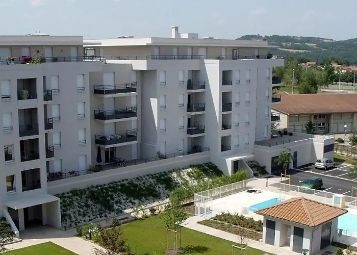 Modern 1 Bdr + Balcony + Free Parking + Ac + Pool