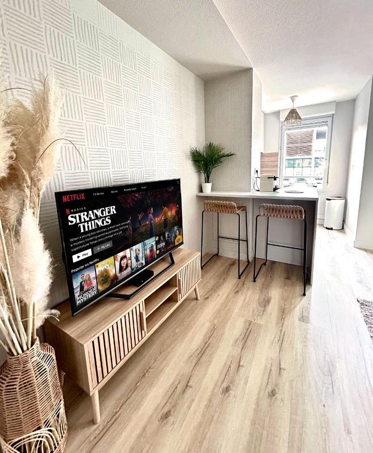 Apartment Modern 1 Bdr + Balcony + Free Parking + Ac + Pool L'Isle-d'Abeau