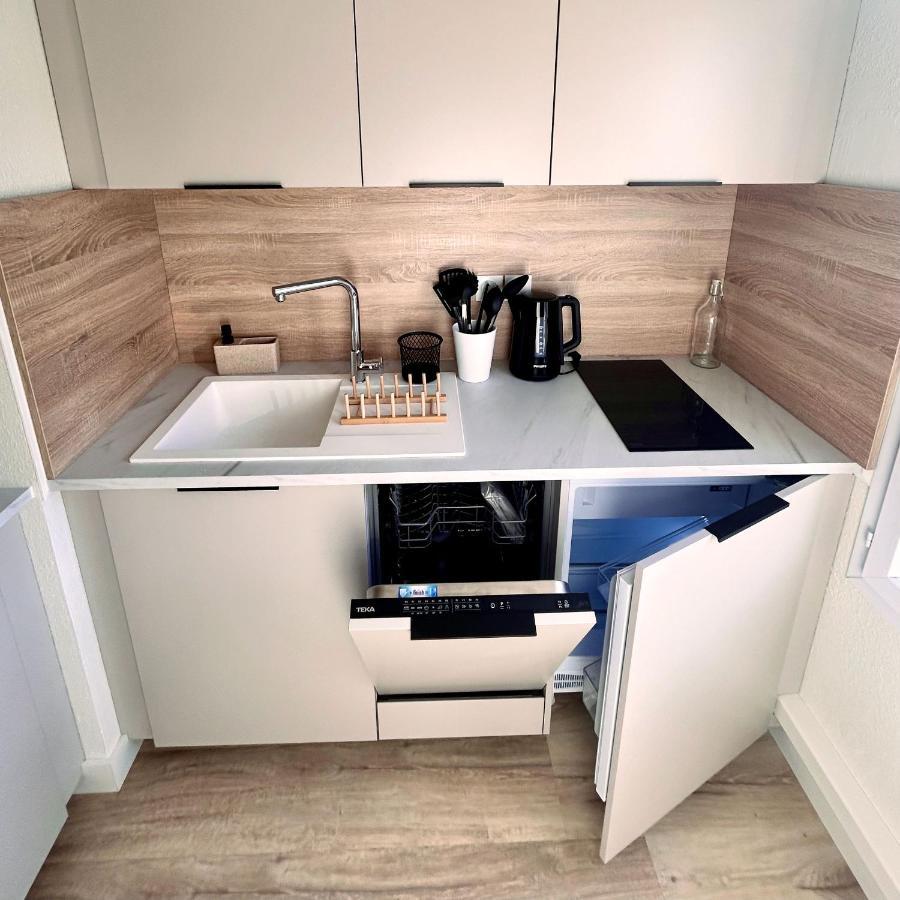 Apartment Modern 1 Bdr + Balcony + Free Parking + Ac + Pool *