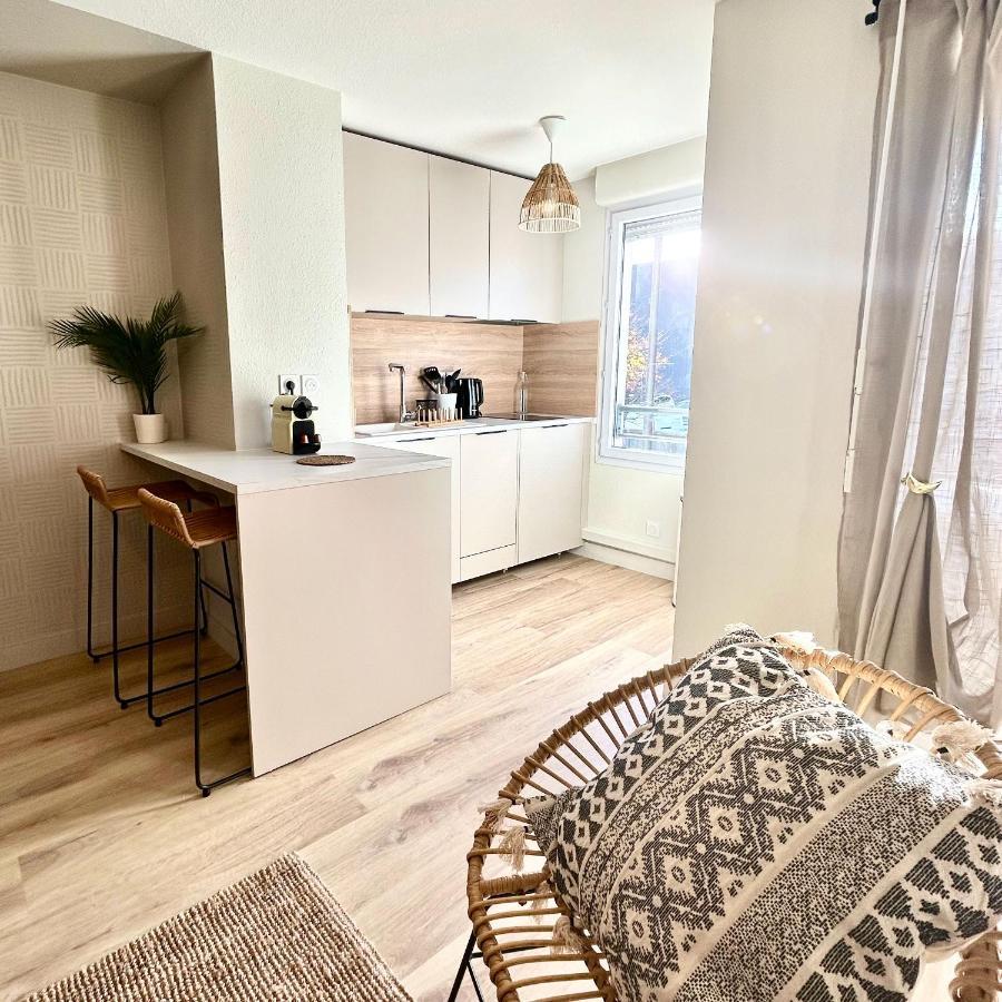 Modern 1 Bdr + Balcony + Free Parking + Ac + Pool