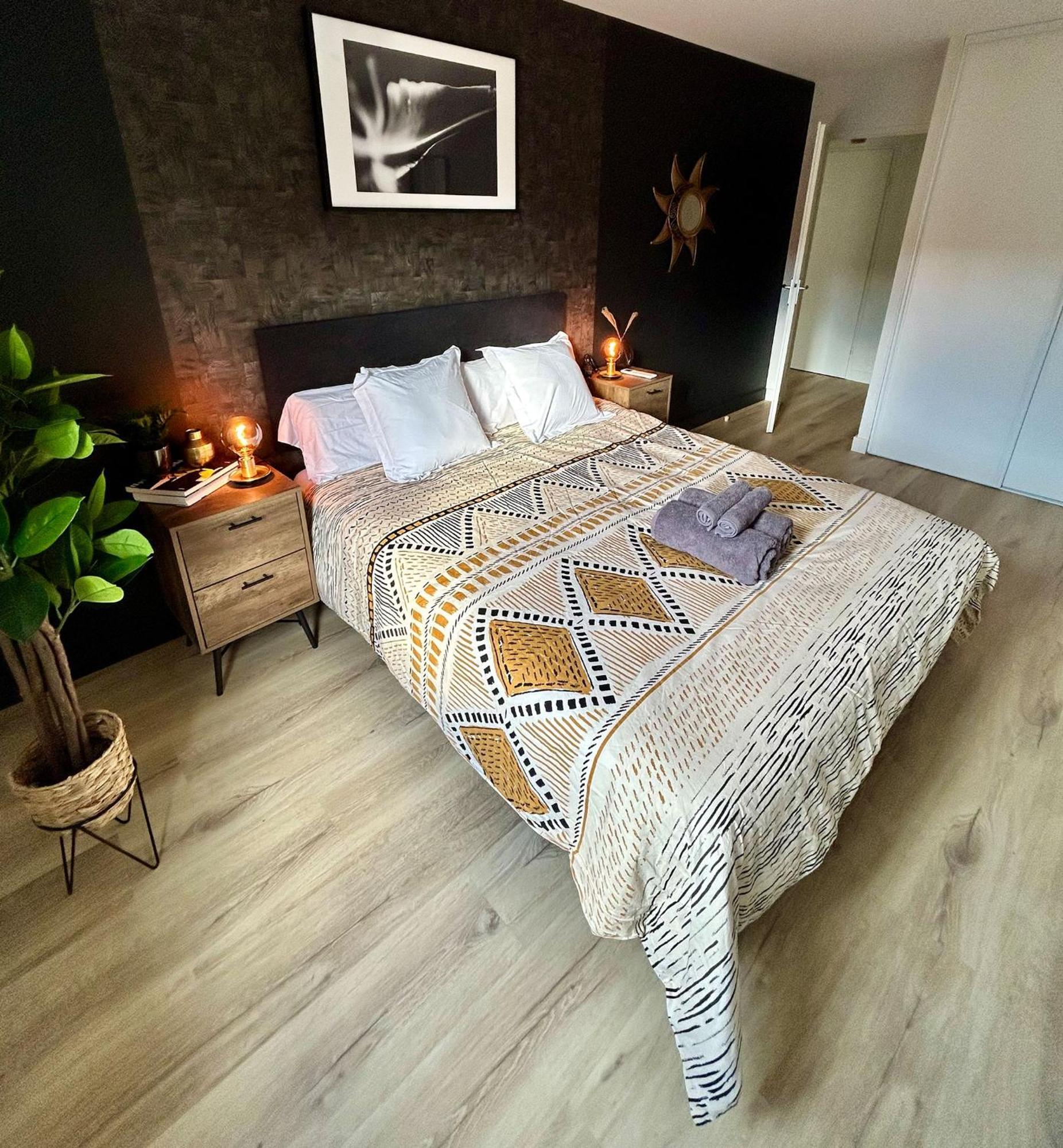 Apartment Modern 1 Bdr + Balcony + Free Parking + Ac + Pool